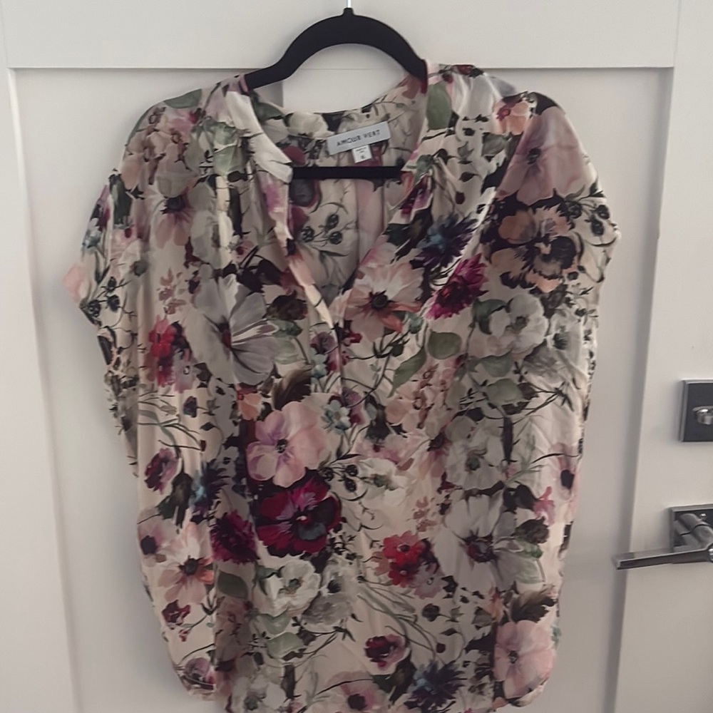 Amour Vert Ruffled Dolman Sleeve Blouse in Cream and White